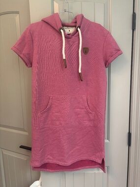 Wanakome Carmen Short Sleeve Hoodie Dress Berry Pink SIZE L